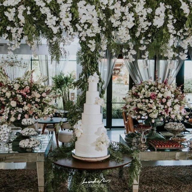 Na Farm Hill, transformamos o sonho em realidade: flores delicadas, tons suaves e uma composição impecável que envolve e encanta do início ao fim.

Cada elemento foi pensado para criar uma experiência única — da mesa de doces ao altar, tudo em perfeita harmonia 🤍

Decoração que não apenas embeleza… mas emociona.

#CasamentoDosSonhos #DecoraçãoDeCasamento #IlmaDecorações #FarmHill #WeddingDecor