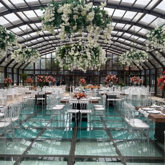 Entre flores suspensas, transparências e uma paleta delicada, cada detalhe foi pensado para transformar esse momento em algo inesquecível. A leveza do branco contrastando com os tons vibrantes das mesas trouxe elegância, sofisticação e vida ao ambiente.

Decoração impecável no Estaleiro Guest House, assinada por Ilma Socha Decorações 🌿

Um verdadeiro espetáculo para celebrar o amor 💍✨

#DecoraçãoDeCasamento #WeddingDesign #CasamentoDosSonhos #IlmaSocha #EstaleiroGuestHouse