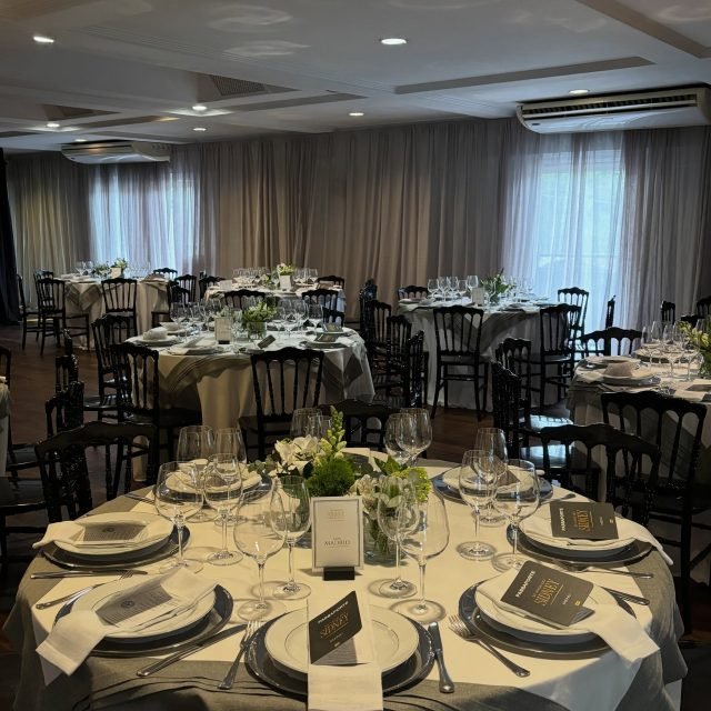 50 anos bem vividos merecem uma celebração à altura ✨🥂

O aniversário do Sidney foi marcado por elegância, bom gosto e um ambiente acolhedor — perfeito para reunir pessoas especiais e brindar essa nova fase.

Cada detalhe pensado para transformar a comemoração em uma experiência inesquecível, do lounge ao jantar impecável.

Que venham ainda mais conquistas e motivos para celebrar! 🍾

#50Anos #AniversárioMasculino #EventoElegante