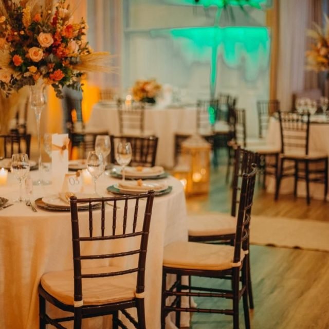 Uma paleta quente, detalhes delicados e uma atmosfera que acolhe em cada canto. ✨

Cada composição foi pensada para transformar o ambiente em uma experiência leve, elegante e cheia de personalidade.

Porque a decoração vai além da estética — ela faz o evento ser sentido. 🤍

#ilmasochadecoracoes #decoracaodeeventos #mesaposta #eventoscomestilo #casamentos detalhesquefazemadiferenca