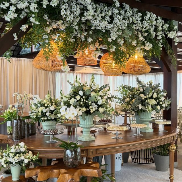Entre o som do mar e a leveza da brisa, um cenário perfeito para dizer “sim” 🤍✨
No Iate Clube, cada detalhe ganhou ainda mais encanto — flores delicadas, tons suaves e uma atmosfera que traduz amor em cada canto.
Um casamento pensado para emocionar, celebrar e ficar para sempre na memória de todos que viveram esse momento. 💍🌿
#CasamentoNoIate #WeddingInspiration #DecoraçãoDeCasamento #IateClube #CasamentoDosSonhos Love