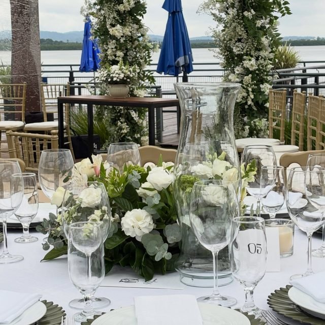 Um cenário que traduz elegância em cada detalhe ✨🤍
A leveza das flores, a harmonia dos tons e o cuidado em cada composição transformaram esse espaço em um verdadeiro sonho à beira-mar.
Decoração impecável assinada por Ilma Socha, trazendo sofisticação e romantismo para esse momento inesquecível no Iate Clube 🌿💍
Flores: @teodoro73suzana
Cada mesa, cada arranjo e cada escolha pensada para emocionar e encantar.#
#CasamentoDosSonhos #DecoraçãoDeCasamento #IateClube #WeddingDecor Elegância IlmaSocha