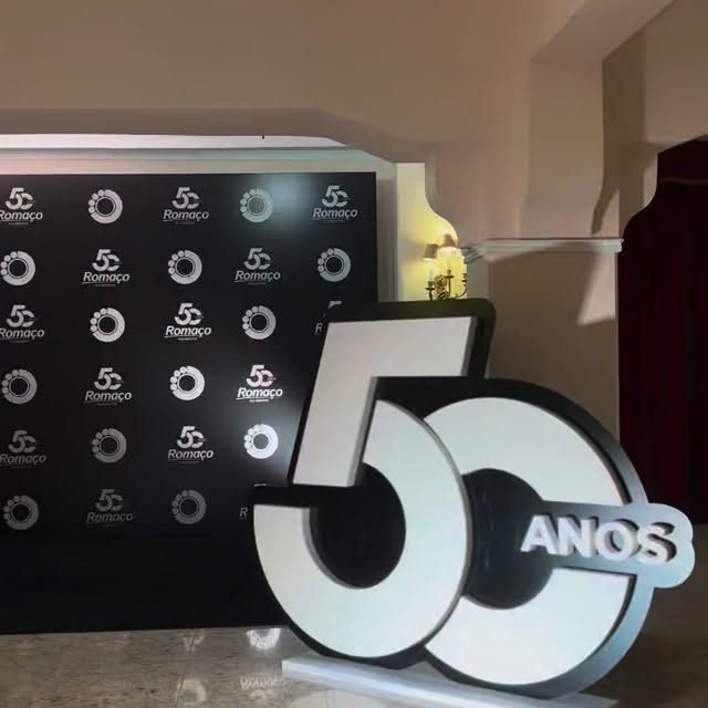 Celebrar 50 anos de história é celebrar pessoas, conquistas e um legado construído ao longo do tempo.
Tivemos a honra de assinar a decoração dos 50 anos da Romaço, criando um ambiente à altura de uma trajetória marcada por trabalho, crescimento e grandes realizações.
Cada detalhe foi pensado para receber colaboradores, parceiros e convidados em uma atmosfera elegante, acolhedora e memorável, mostrando que a decoração também tem um papel fundamental nos eventos corporativos.
Porque a Ilma Socha Decorações vai muito além dos casamentos e eventos sociais. Transformamos espaços para contar histórias, valorizar marcas e tornar momentos importantes ainda mais especiais.
Parabéns à Romaço por meio século de sucesso e confiança. Foi um privilégio fazer parte desta celebração.
#eventocorporativo #decoracaodeeventos #eventosempresariais #romaco #ilmasocha