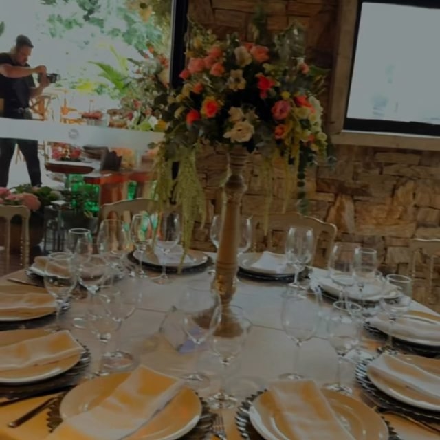 Entre o verde da natureza, a delicadeza das flores e os detalhes pensados com carinho, criamos um cenário que traduz acolhimento, elegância e personalidade. ✨🌿

No Golf, cada ambiente foi desenhado para proporcionar uma experiência única aos convidados: da cerimônia ao espaço de convivência, da mesa de doces aos arranjos florais exuberantes que trouxeram cor, leveza e sofisticação para este dia tão especial.

Celebrar histórias de amor é transformar sonhos em cenários inesquecíveis, onde cada detalhe faz parte de uma memória que será lembrada para sempre. 🤍

Ilma Socha Decorações ❤️ criando ambientes que emocionam e celebram momentos únicos.

#casamentogold #casamentonocampo #decoracaodecasamento #weddingdecor #eventosjoinville ilmasocha ilmasochadecoracoes