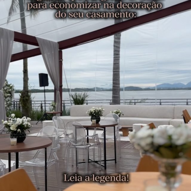 ✨ 1. Escolha flores da estação.
Além de mais frescas, elas costumam ter um custo menor e deixam a decoração tão bonita quanto flores importadas.
✨ 2. Concentre a decoração nos pontos principais.
Invista mais no altar, mesa dos noivos e espaço do bolo. Nem todos os ambientes precisam ter uma decoração elaborada.
✨ 3. Aproveite a iluminação.
Velas, luzes decorativas e uma boa iluminação valorizam o ambiente e reduzem a necessidade de muitos arranjos florais.
✨ 4. Reaproveite a decoração da cerimônia.
Arranjos do corredor e do altar podem ser levados para a recepção, decorando a mesa do bolo, o lounge ou outros espaços.
No fim, economizar não significa abrir mão da beleza. Com um bom planejamento e escolhas inteligentes, é possível criar um casamento elegante, acolhedor e inesquecível. 🤍✨
