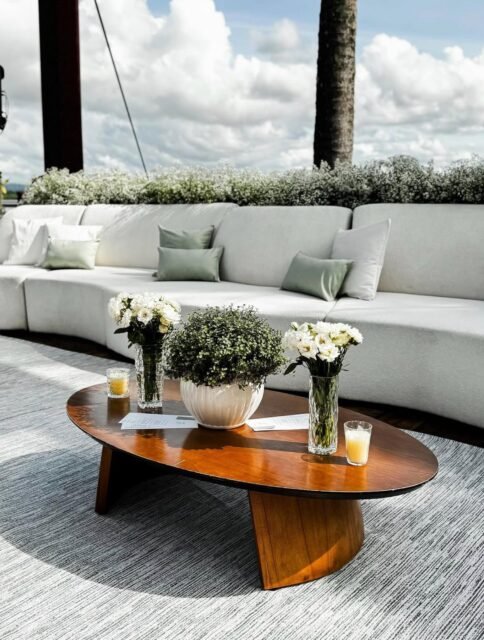 Sofisticação também está na leveza. ✨

Um lounge pensado para acolher, criar momentos de pausa e, ao mesmo tempo, fazer parte de toda a composição do evento. A combinação entre tons claros, madeira, flores e verde trouxe equilíbrio e elegância ao ambiente.

Porque cada espaço importa até aquele onde os convidados simplesmente sentam para conversar. 🤍

#ilmasocha #decoracaodeeventos #decoracao #eventos #lounge mobiliario designfloral eventoscorporativos