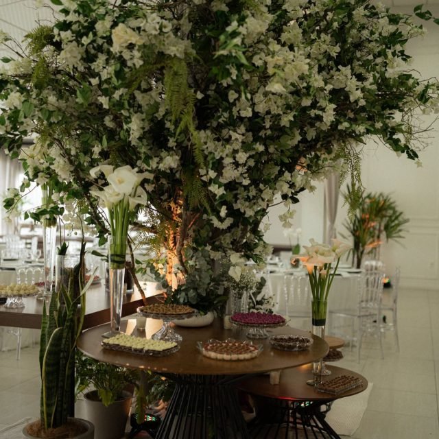 Uma decoração que encontra beleza no equilíbrio entre o natural, o clássico e o contemporâneo. 🤍🌿
O verde em destaque, as flores brancas e a transparência do mobiliário criaram uma composição leve e elegante, presente desde a cerimônia até cada detalhe da recepção.
Um projeto pensado para acolher, encantar e fazer parte das memórias de um dia único.
✨ Ilma Socha Decorações
Transformando espaços em cenários para histórias inesquecíveis.
#IlmaSocha #DecoraçãoDeCasamento #Casamento #WeddingDecor #DecoraçãoDeEventos CasamentoDosSonhos EventosJoinville
