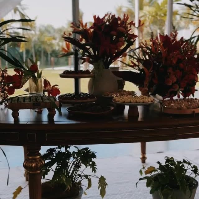Trabalhando com amor em cada detalhe. 🤍
Porque, para nós, decorar vai muito além de transformar espaços. É receber histórias, sonhos e momentos importantes e cuidar de cada escolha como se aquele evento também fosse nosso.
Dos primeiros detalhes à montagem final, existe dedicação, cuidado e muito amor envolvido em tudo o que fazemos.
E talvez seja justamente isso que torna cada projeto tão especial: a gente ama fazer parte de momentos que serão lembrados para sempre. ✨
#IlmaSocha #DecoraçãoDeEventos #Eventos #Casamentos #EventosCorporativos Decoração FeitoComAmor
