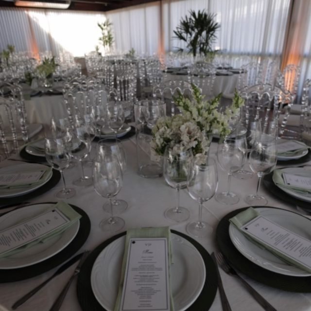 Clássico, elegante e com a beleza do mar como cenário. 🤍🌿
Uma decoração pensada para traduzir a personalidade dos noivos, unindo o branco das flores, hortênsias, rosas e copos-de-leite ao verde abundante, criando uma composição leve, sofisticada e atemporal.
Da cerimônia à recepção, cada detalhe foi cuidadosamente pensado para tornar esse dia ainda mais especial — com o mar ao fundo completando esse cenário inesquecível. ✨
Decoração: Ilma Socha Decorações
