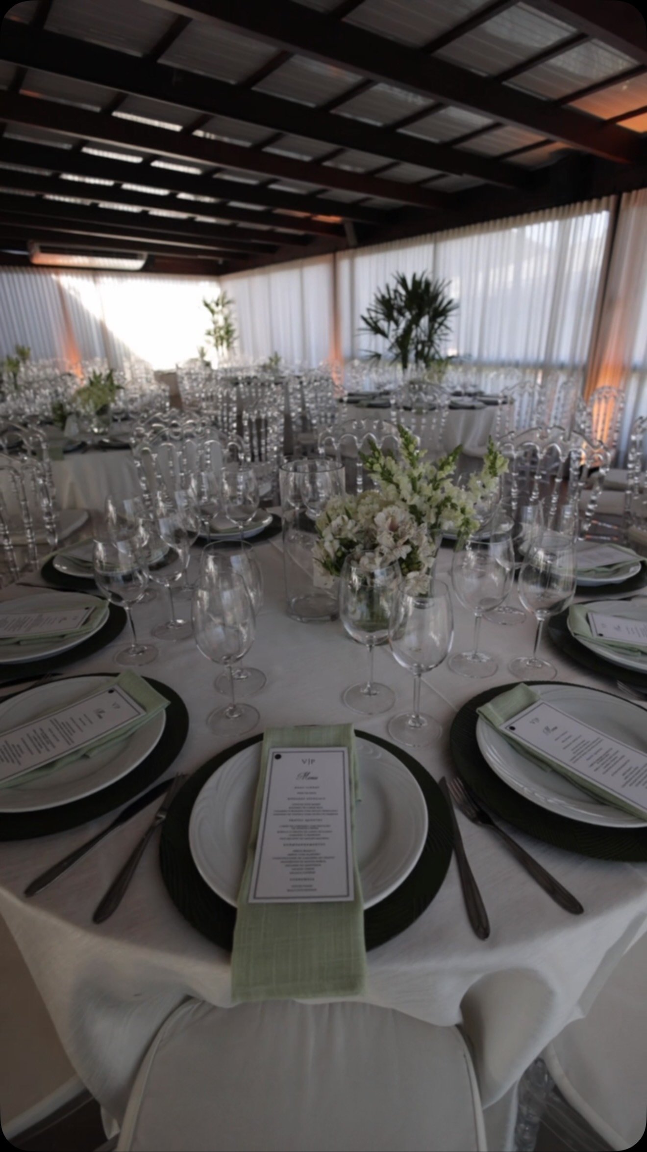 Clássico, elegante e com a beleza do mar como cenário. 🤍🌿
Uma decoração pensada para traduzir a personalidade dos noivos, unindo o branco das flores, hortênsias, rosas e copos-de-leite ao verde abundante, criando uma composição leve, sofisticada e atemporal.
Da cerimônia à recepção, cada detalhe foi cuidadosamente pensado para tornar esse dia ainda mais especial — com o mar ao fundo completando esse cenário inesquecível. ✨
Decoração: Ilma Socha Decorações
