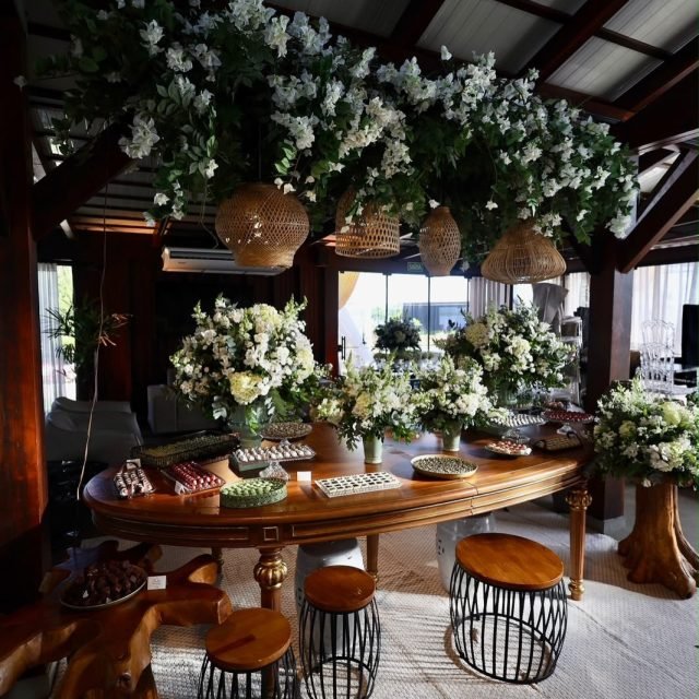 Um sábado para celebrar o amor em cada detalhe. 🤍✨
No JIC, criamos uma atmosfera elegante e acolhedora para acompanhar um dos dias mais especiais dessa história. Flores, mobiliário e cada elemento da composição foram pensados para transformar o espaço e receber os convidados com beleza e personalidade.
Mais um casamento que tivemos a alegria de fazer parte. 💐
#ilmasocha #casamento #decoracaodecasamento #decoracaodeeventos #jicjoinville