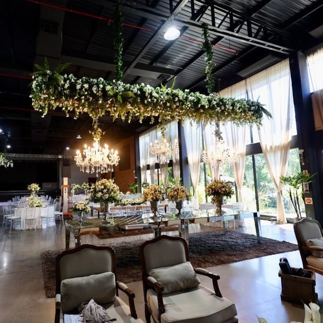 Um cenário pensado para receber, acolher e encantar. 🤍
Neste casamento no Farm Hill, a composição ganhou elegância com flores brancas e folhagens, lustres imponentes, mobiliário clássico e lounges que trouxeram conforto ao ambiente.
Cada elemento foi escolhido para conversar com a amplitude do espaço e criar uma atmosfera sofisticada, leve e atemporal.
Porque quando todos os detalhes se encontram, o espaço deixa de ser apenas o cenário e passa a fazer parte da história. ✨
📍 Farm Hill
🌿 Decoração: Ilma Socha Decorações
#IlmaSocha #CasamentoFarmHill #DecoraçãoDeCasamento #WeddingDecor #Casamento #DecoraçãoDeEventos #EventosJoinville